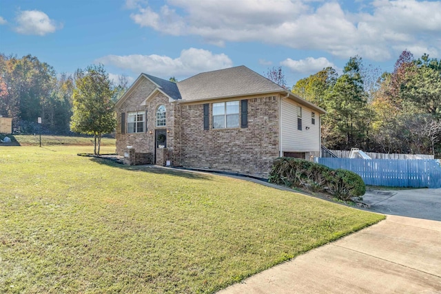 view of front of home featuring a front lawn