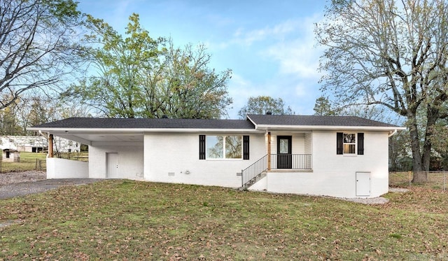 view of front of property featuring a carport and a front lawn