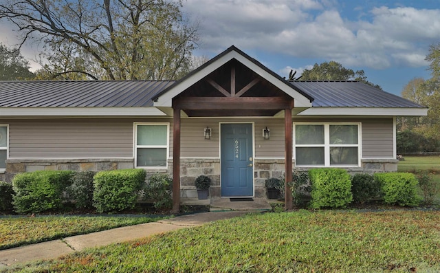 view of front of house featuring a front yard