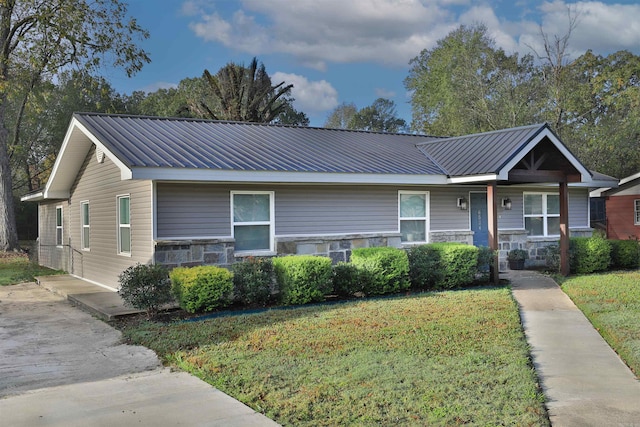 single story home with a front lawn