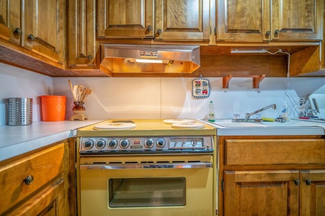 250 Wanda Ln, Heber Springs, AR 72453 - kitchen with a textured ceiling and white appliances