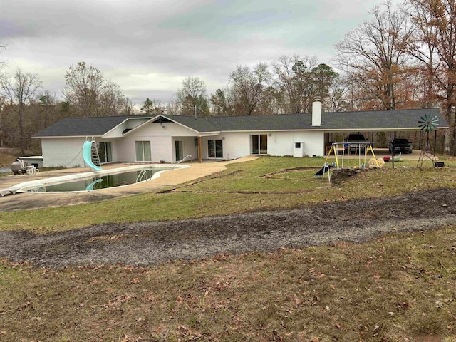 single story home featuring a front lawn