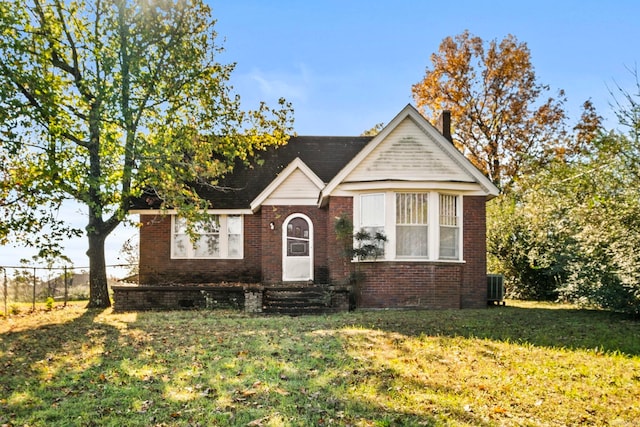 view of front of home featuring a front lawn and central AC unit