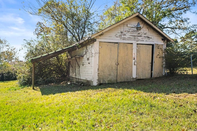 view of outdoor structure with a lawn