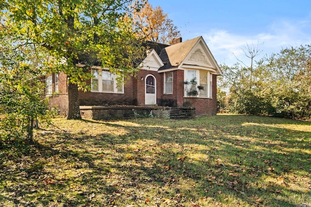 view of front of house with a front lawn