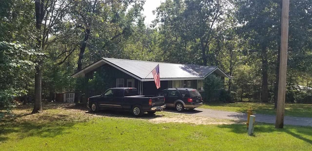 view of front of property with a front yard