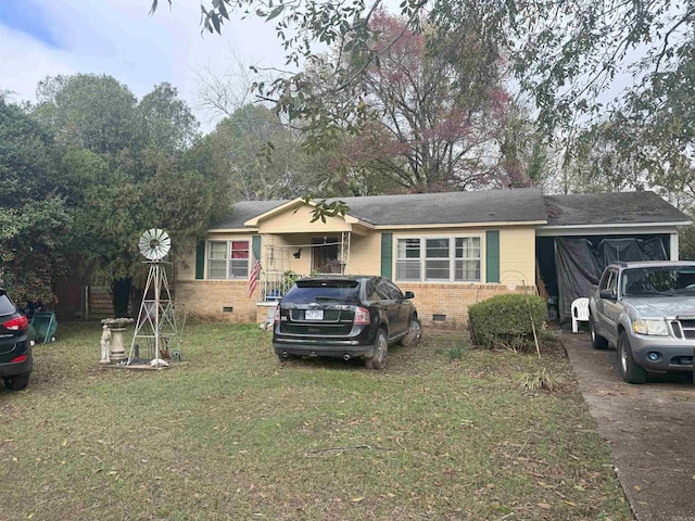 view of front of house featuring a front lawn