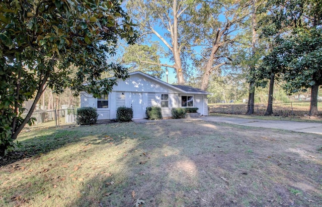 view of front of property with a front yard