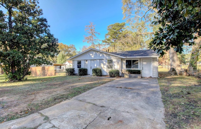 ranch-style house featuring a front lawn