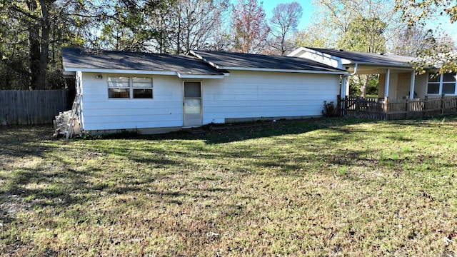 view of front facade featuring a front lawn and covered porch