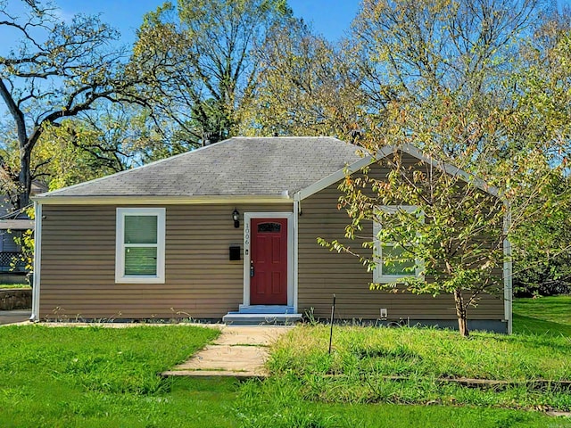 view of front of house featuring a front lawn