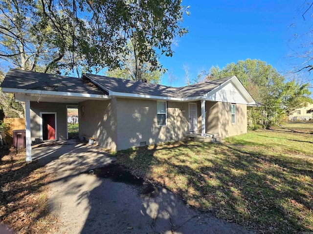 single story home featuring a carport and a front lawn