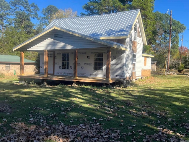 view of front of home featuring covered porch and a front yard