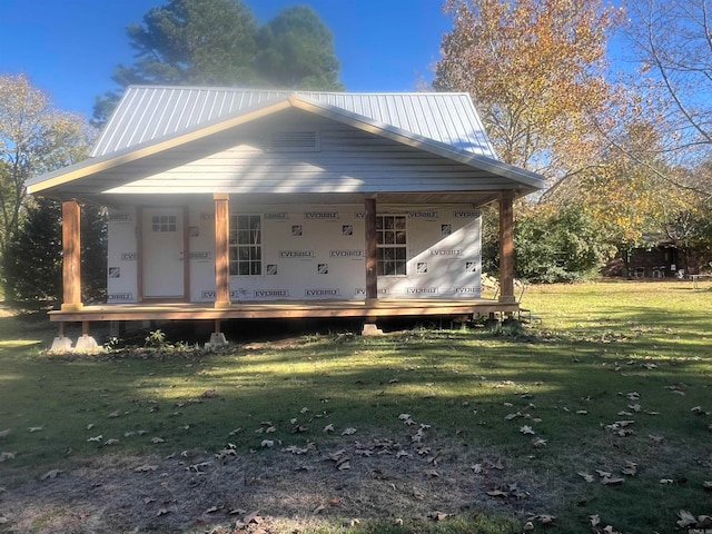 view of front facade featuring a front lawn