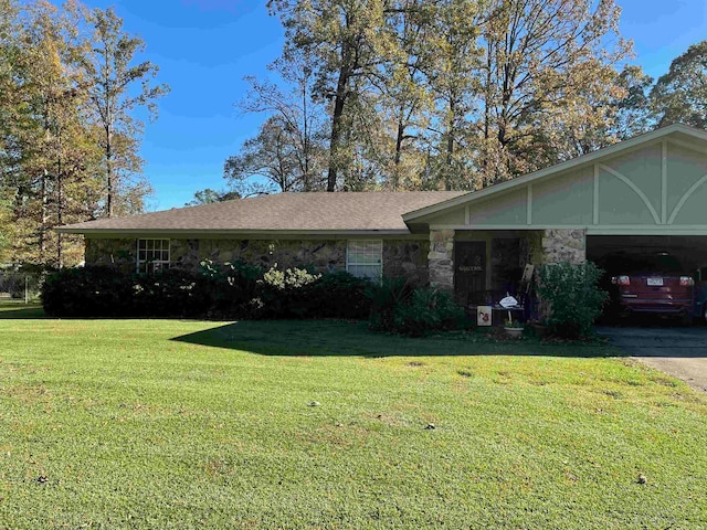 ranch-style home featuring a front lawn and a garage