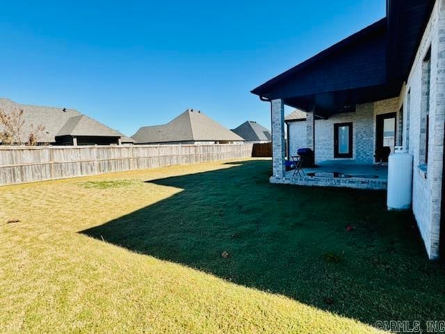 view of yard featuring a patio area