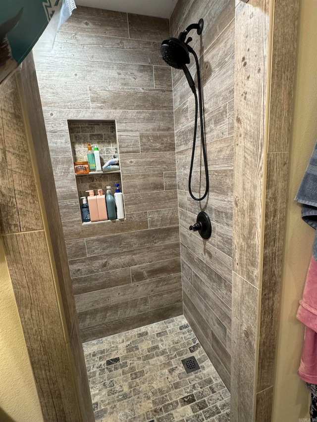 bathroom featuring a tile shower