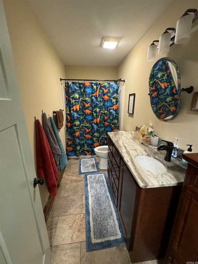 bathroom featuring a shower with curtain, vanity, and toilet