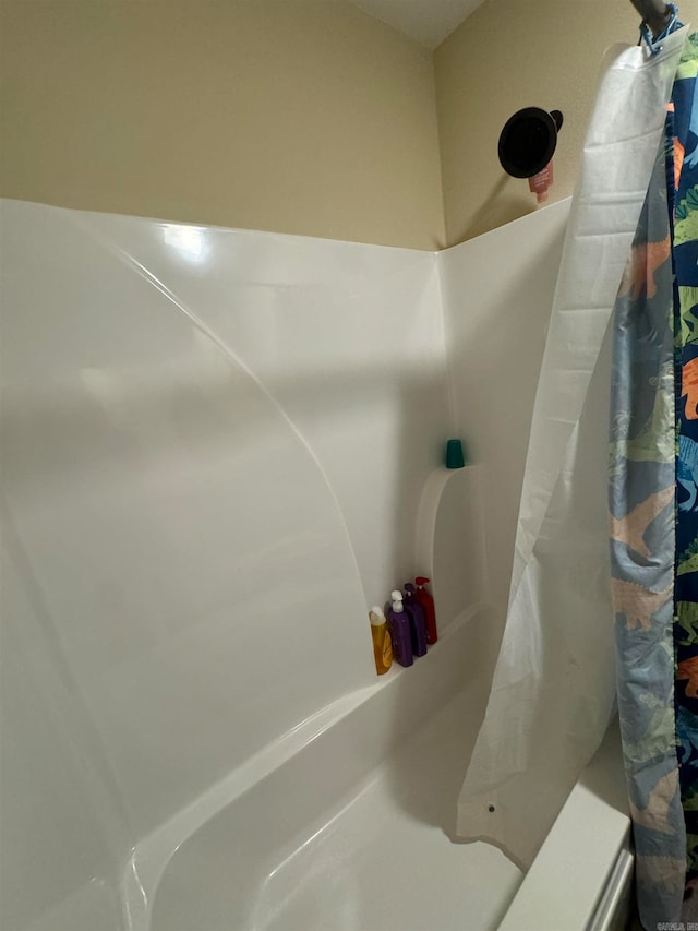 bathroom featuring shower / tub combo with curtain