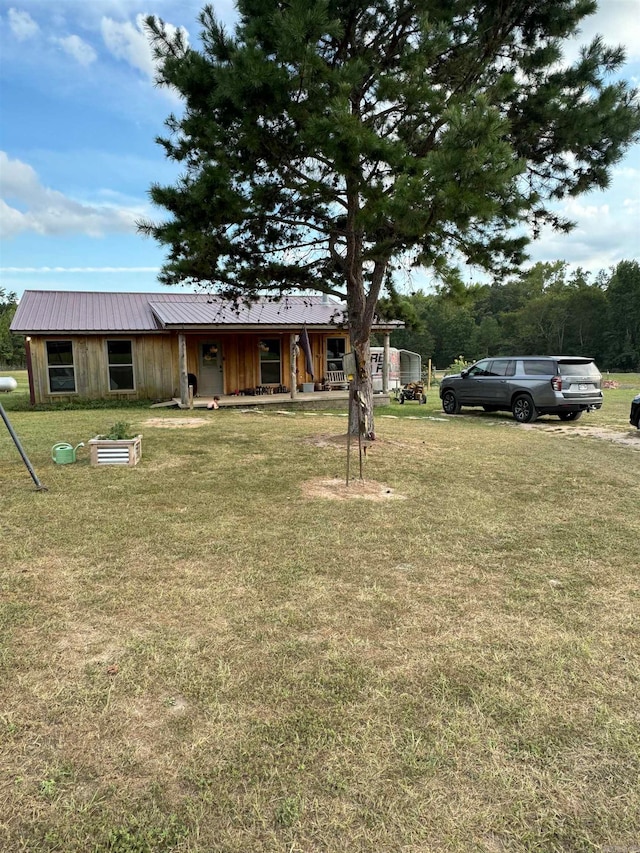 view of front of house featuring a front yard