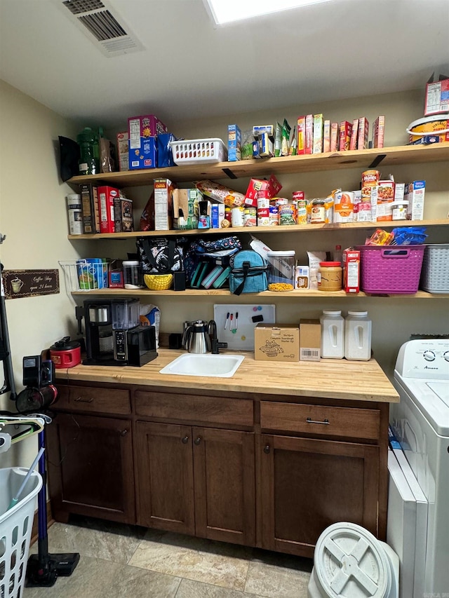 pantry with sink and washer / clothes dryer