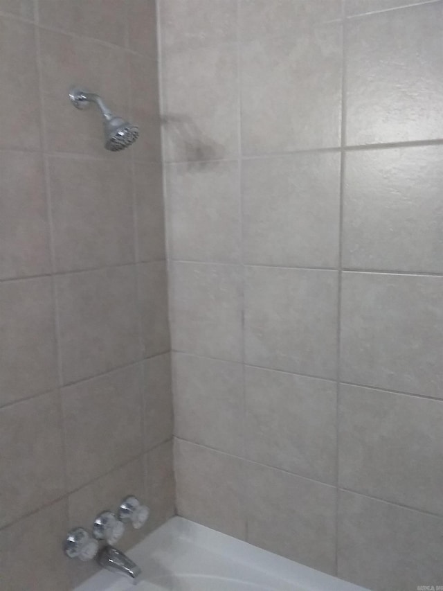 bathroom with tiled shower / bath combo