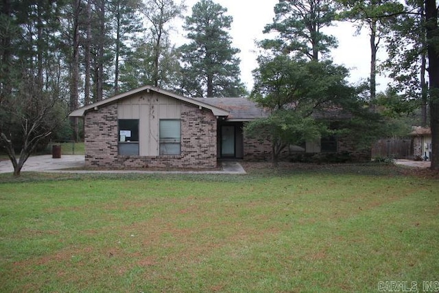 ranch-style home featuring a front lawn