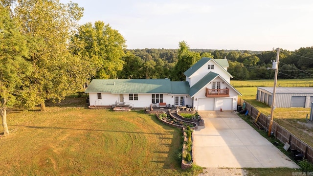 view of front of house featuring a front yard and a garage