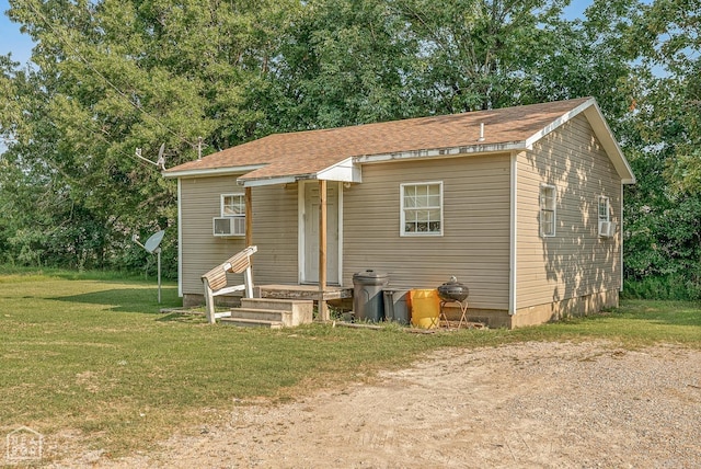 view of front of home featuring a front lawn