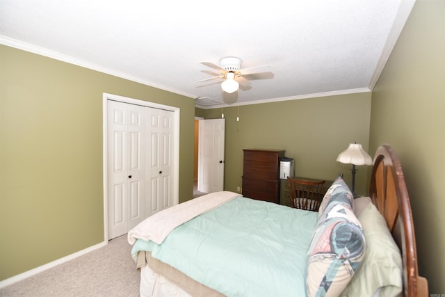 bedroom featuring carpet floors, a closet, ceiling fan, and crown molding