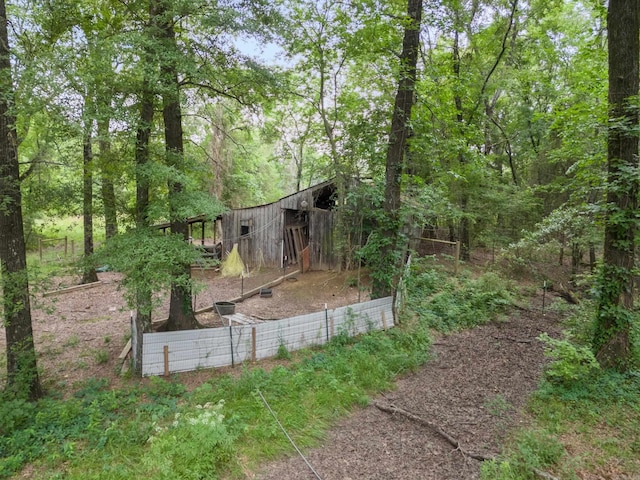 view of yard with an outbuilding