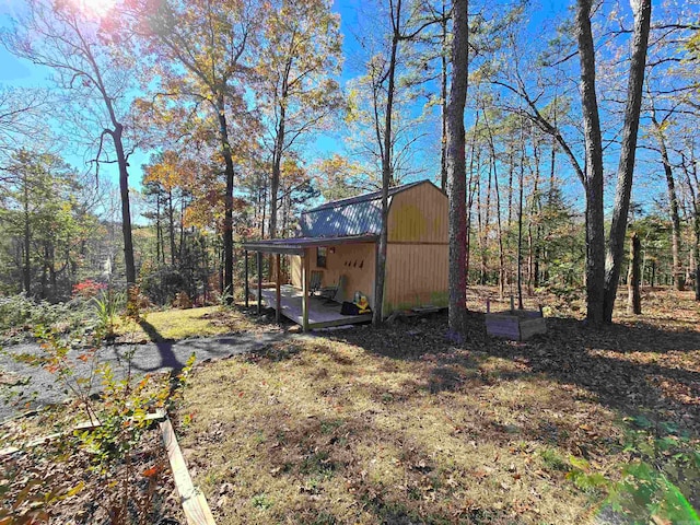 view of yard with a shed