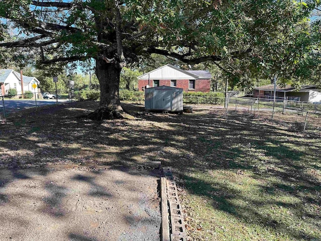 view of yard featuring a shed