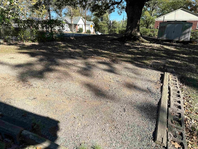 view of yard featuring a storage shed