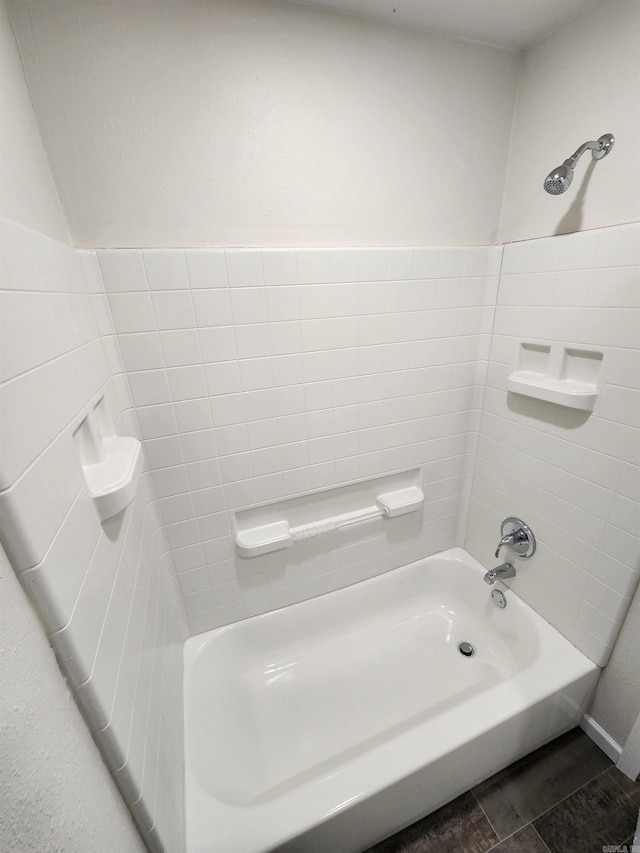 bathroom featuring tiled shower / bath