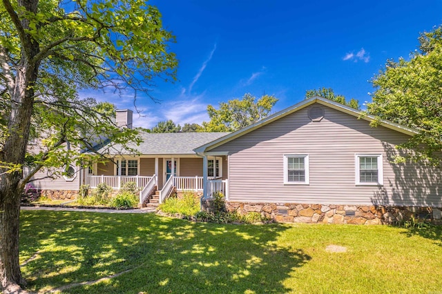 view of front of home featuring a porch and a front yard