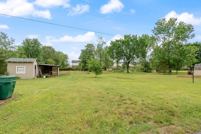 view of yard featuring an outbuilding