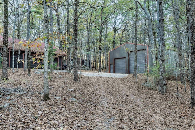 view of yard featuring a garage and an outdoor structure