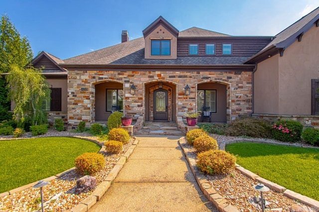 view of front of home featuring a front yard