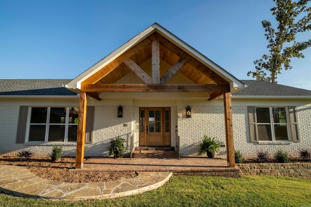 view of front facade featuring a front lawn