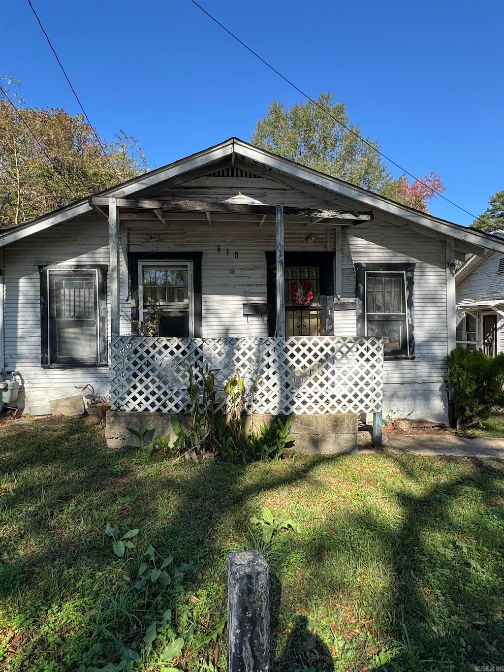 view of front of property with a front lawn