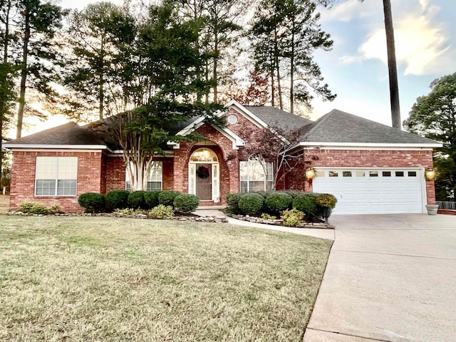 view of front of property featuring a front lawn and a garage