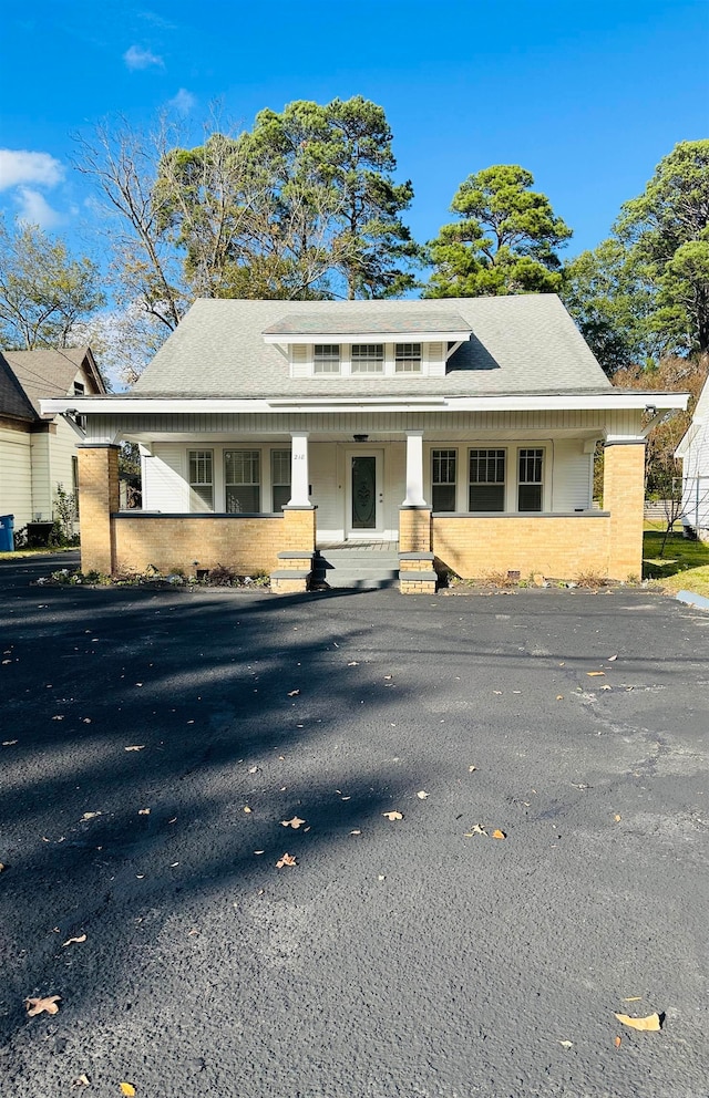 view of front of property featuring covered porch