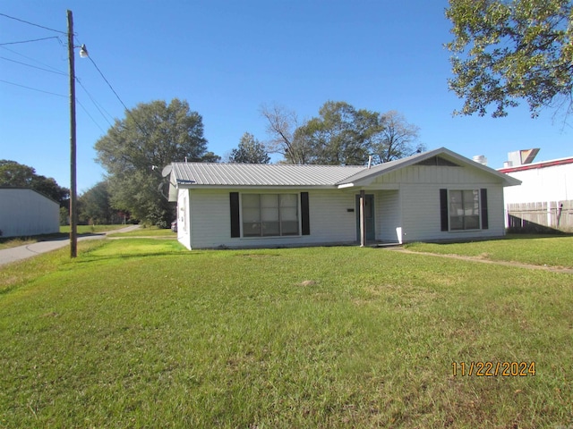 single story home featuring a front yard