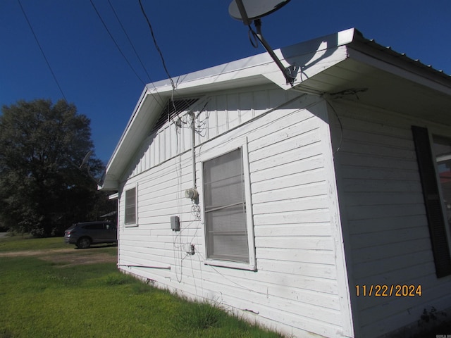 view of side of property featuring a yard