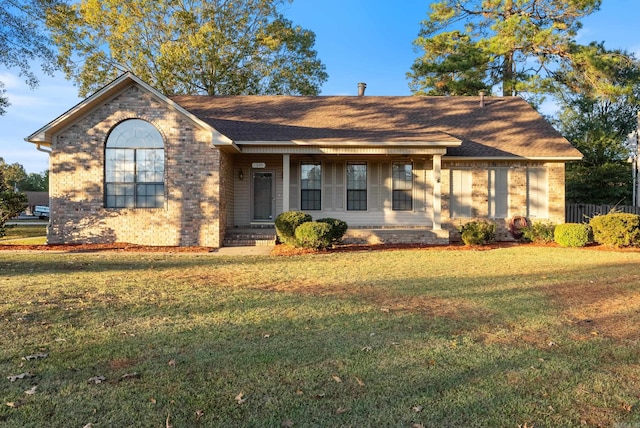 ranch-style house featuring a front lawn