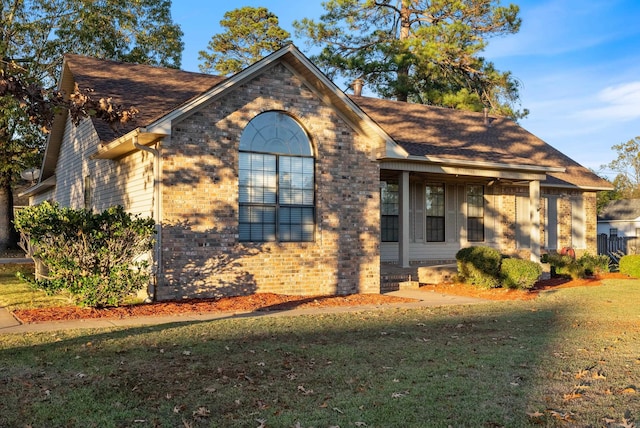 view of front of house with a front lawn