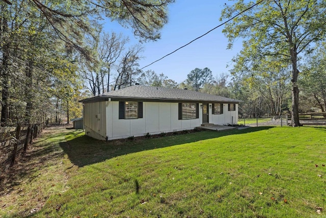 view of front facade featuring a front yard