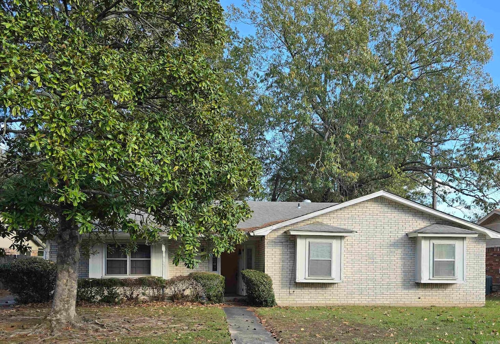 view of front facade with a front lawn