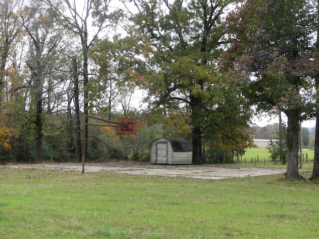 view of yard featuring a storage shed